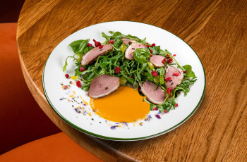 Салат с уткой, виноградом и манговым соусом